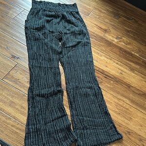 Girls elastic waist pants.